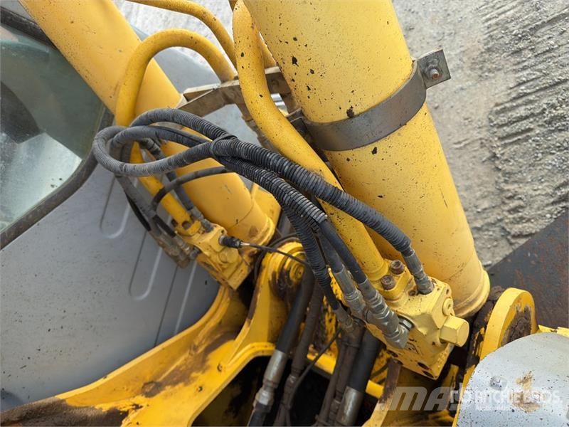 New Holland Kobelco E215B Tracked Excavator Paletli ekskavatörler