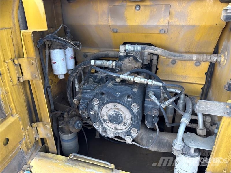 New Holland Kobelco E215B Tracked Excavator Bagri goseničarji