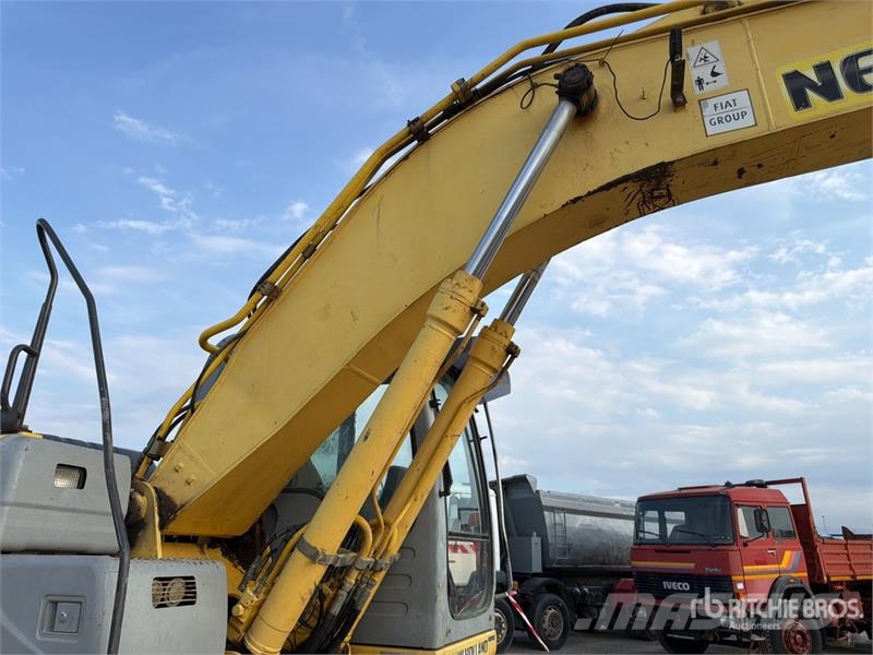 New Holland Kobelco E215B Tracked Excavator Paletli ekskavatörler