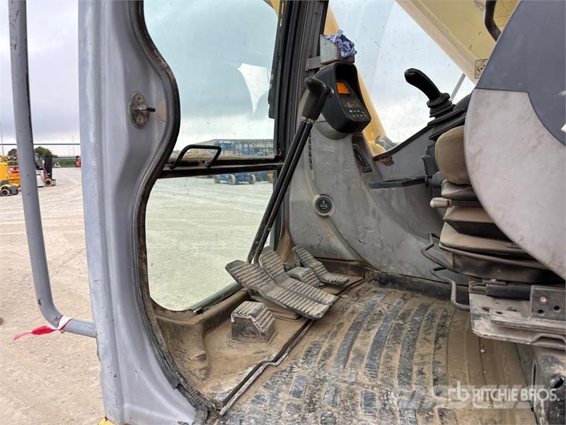 New Holland Kobelco E215B Tracked Excavator Bagri goseničarji