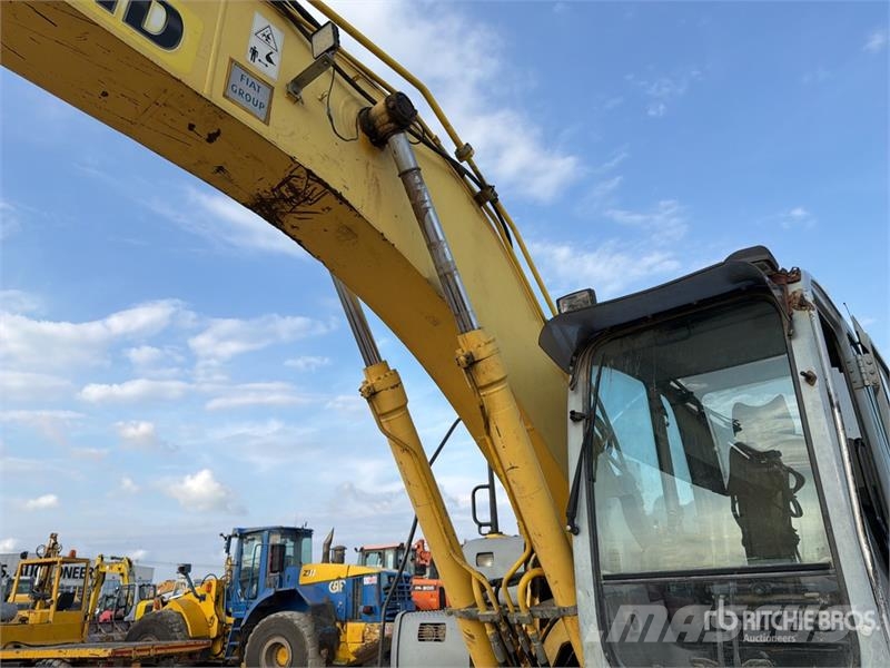 New Holland Kobelco E215B Tracked Excavator Paletli ekskavatörler