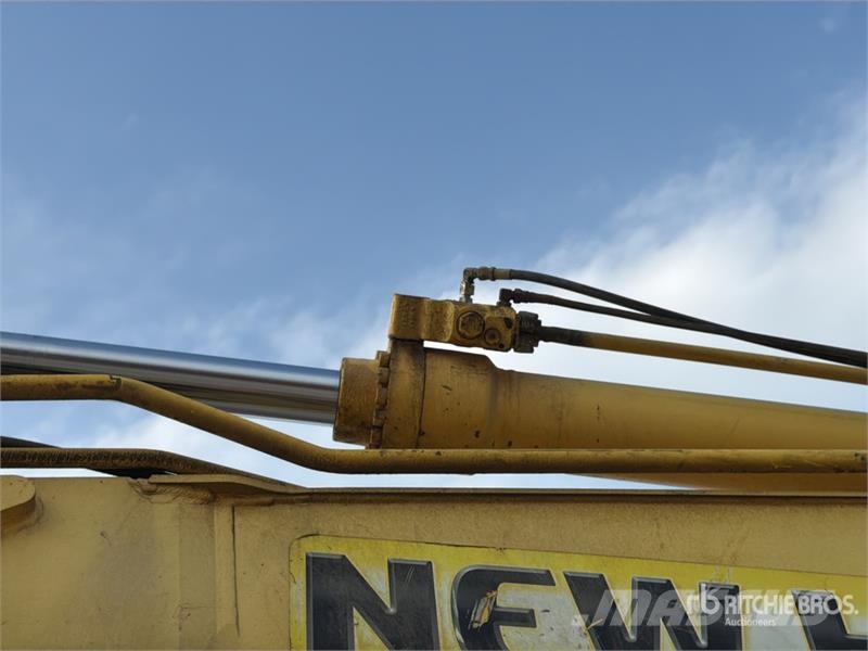 New Holland Kobelco E215B Tracked Excavator Paletli ekskavatörler