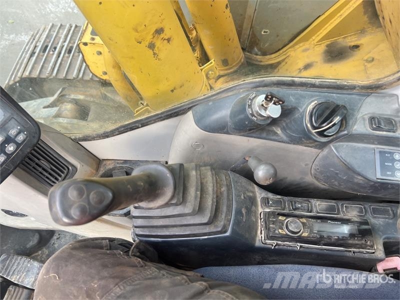 New Holland KOBELCO E235B SRNLC Pelle Sur Chenilles Tracked Ex Crawler excavators