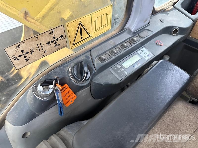 New Holland Kobelco E215B Tracked Excavator Bagri goseničarji