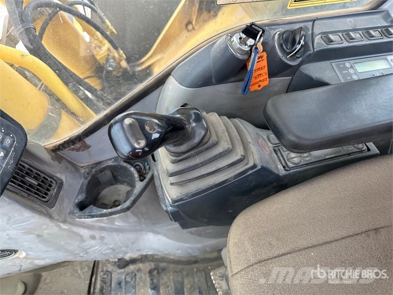 New Holland Kobelco E215B Tracked Excavator Bagri goseničarji