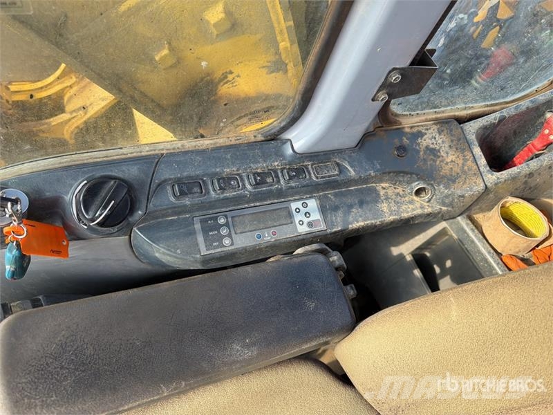 New Holland Kobelco E215B Tracked Excavator Paletli ekskavatörler