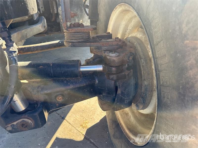 New Holland T8.330 Traktory