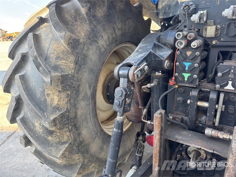 New Holland T8.330 Traktory