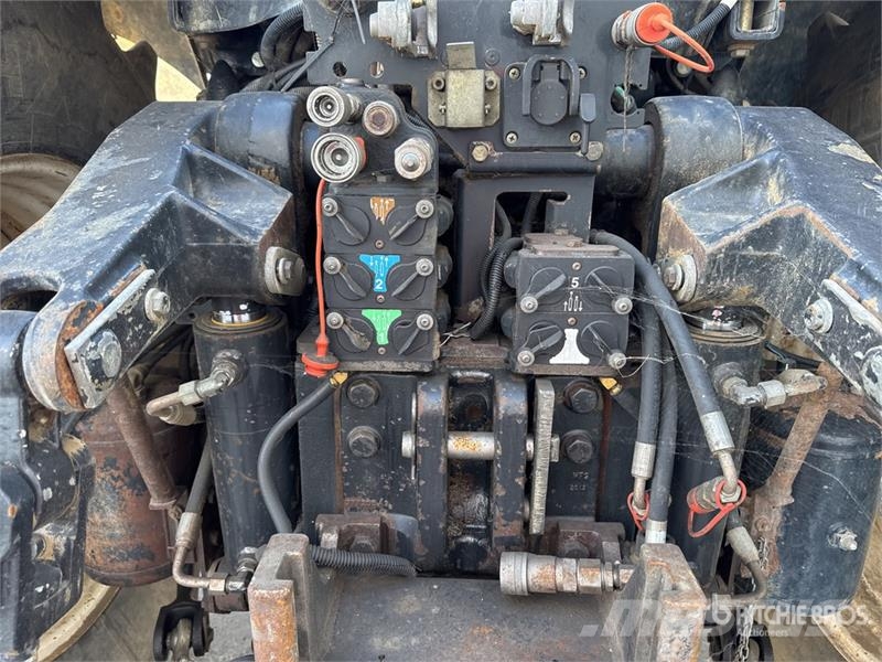 New Holland T8.330 Traktory