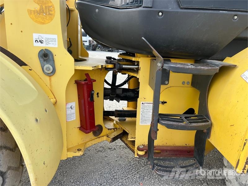 New Holland W110B Wheel Loader Фронтальні навантажувачі