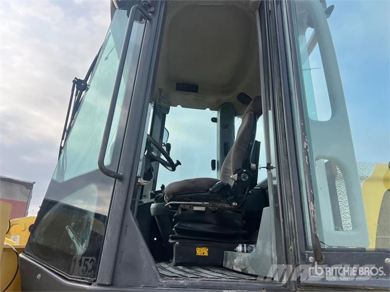 New Holland W110B Wheel Loader لوادر بعجل