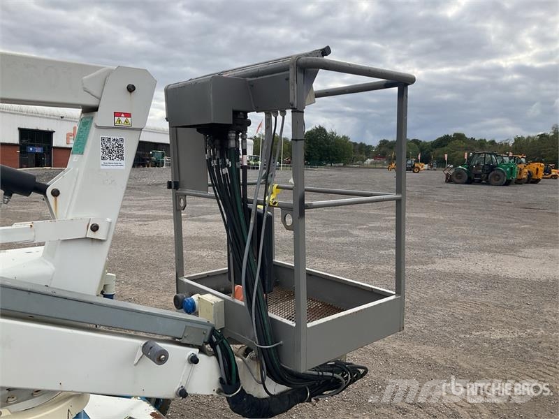 Nifty-Lift HR12NDE 2WD Diesel Articulating Boom Li Articulated boom lifts