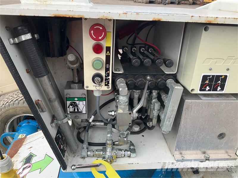 Niftylift HR12NDE 2WD Diesel Articulating Boom Li ブームリフト　屈伸型