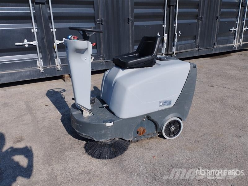 Nilfisk SR 1000S Battery-Powered Ride On Floor Sweeper その他収穫設備