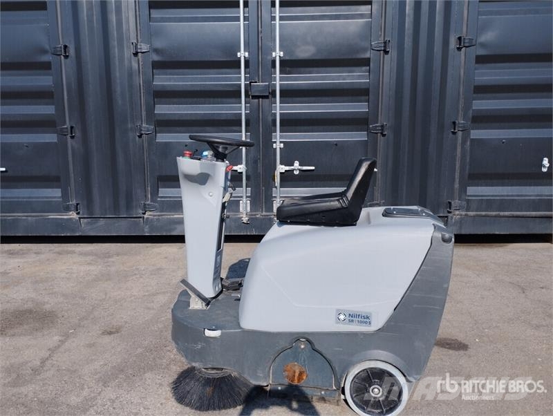 Nilfisk SR 1000S Battery-Powered Ride On Floor Sweeper その他収穫設備