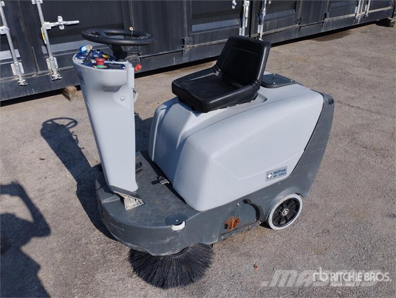 Nilfisk SR 1000S Battery-Powered Ride On Floor Sweeper その他収穫設備