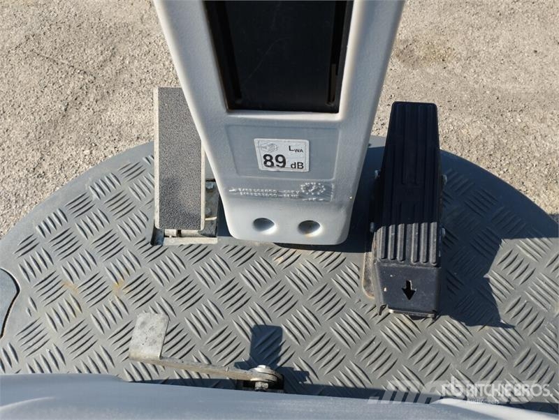 Nilfisk SR 1000S Battery-Powered Ride On Floor Sweeper その他収穫設備