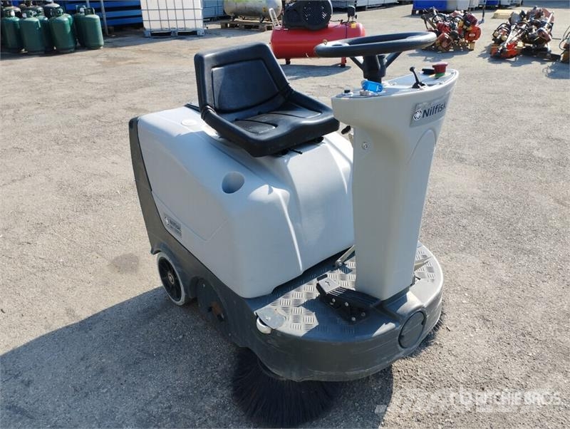 Nilfisk SR 1000S Battery-Powered Ride On Floor Sweeper その他収穫設備
