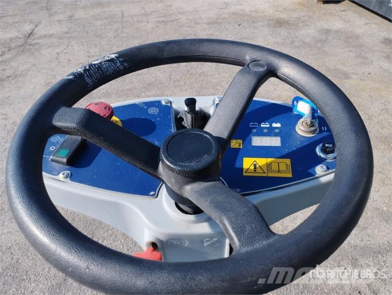 Nilfisk SR 1000S Battery-Powered Ride On Floor Sweeper その他収穫設備