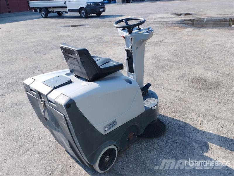 Nilfisk SR 1000S Battery-Powered Ride On Floor Sweeper その他収穫設備