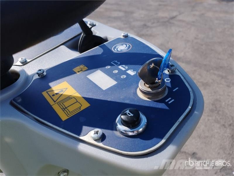 Nilfisk SR 1000S Battery-Powered Ride On Floor Sweeper その他収穫設備
