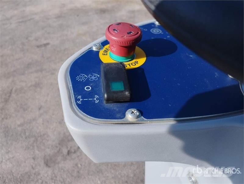 Nilfisk SR 1000S Battery-Powered Ride On Floor Sweeper その他収穫設備