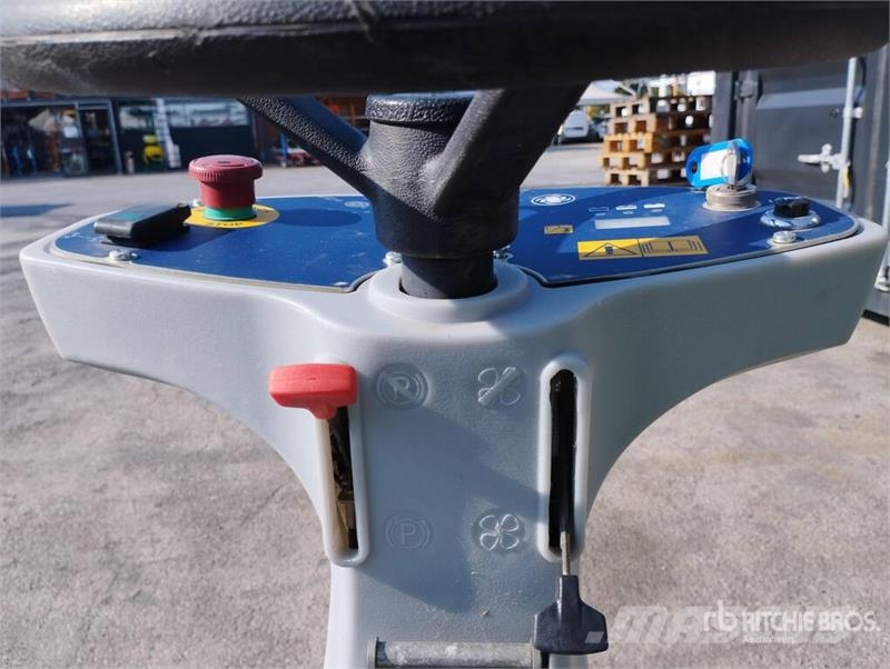Nilfisk SR 1000S Battery-Powered Ride On Floor Sweeper その他収穫設備