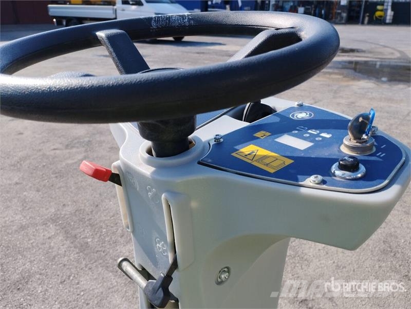 Nilfisk SR 1000S Battery-Powered Ride On Floor Sweeper その他収穫設備