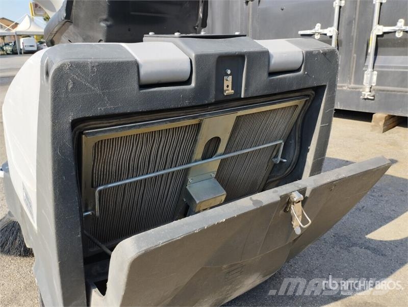 Nilfisk SR 1000S Battery-Powered Ride On Floor Sweeper その他収穫設備