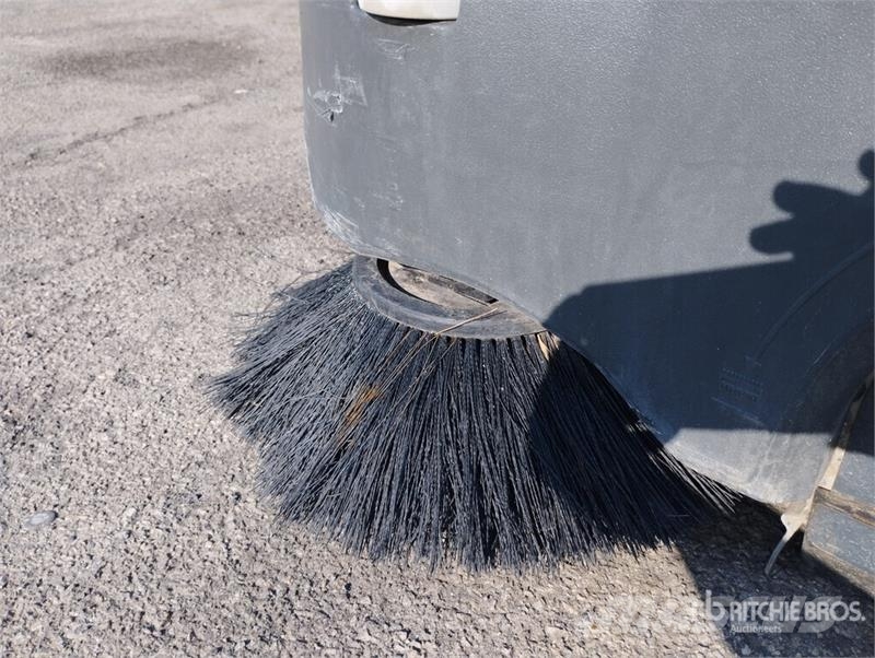 Nilfisk SR 1000S Battery-Powered Ride On Floor Sweeper その他収穫設備