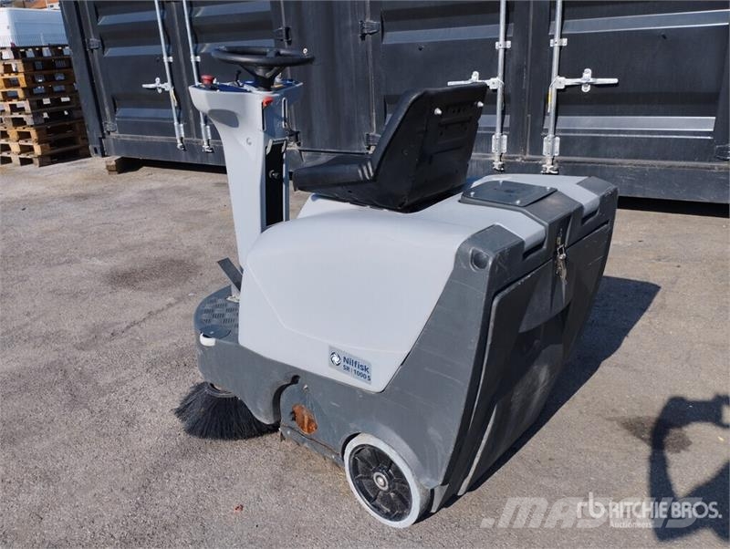 Nilfisk SR 1000S Battery-Powered Ride On Floor Sweeper その他収穫設備