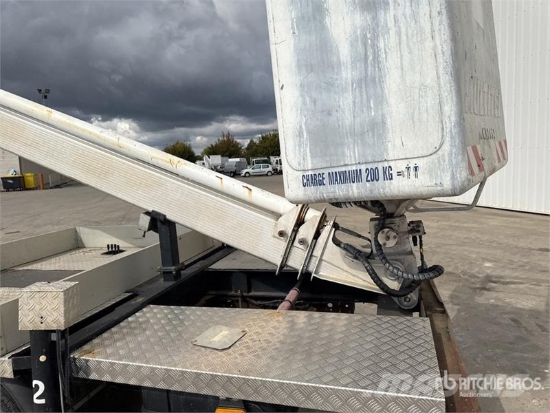 Nissan 160AluDs 16 m on Nissan Cabstar-Multitel Camion Na Auto korvtõstukid