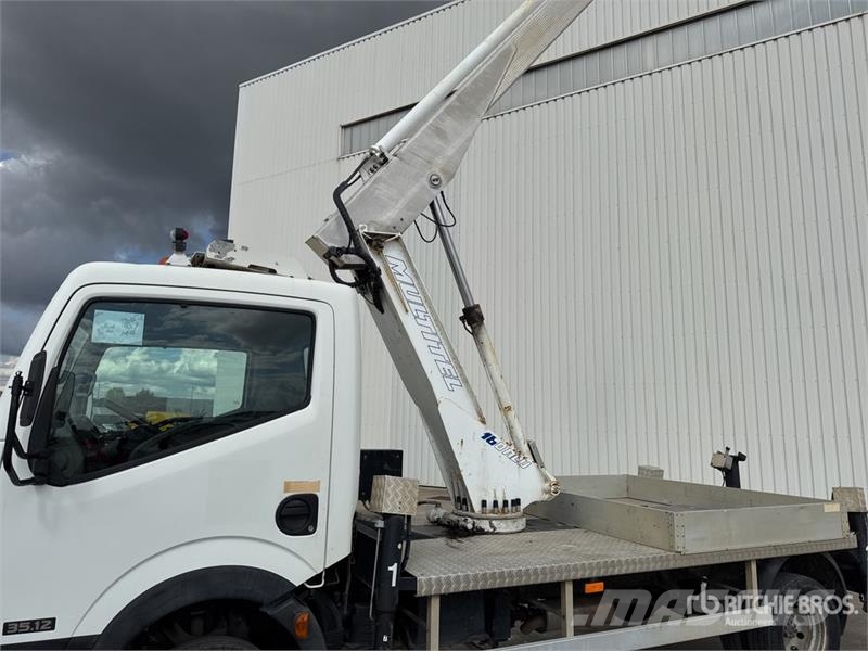 Nissan 160AluDs 16 m on Nissan Cabstar-Multitel Camion Na Auto korvtõstukid