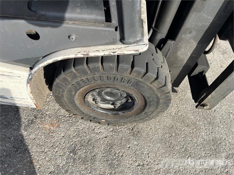 Nissan 1N1L15Q 1300 kg Forklift (Inoperable) Другие складские механизмы