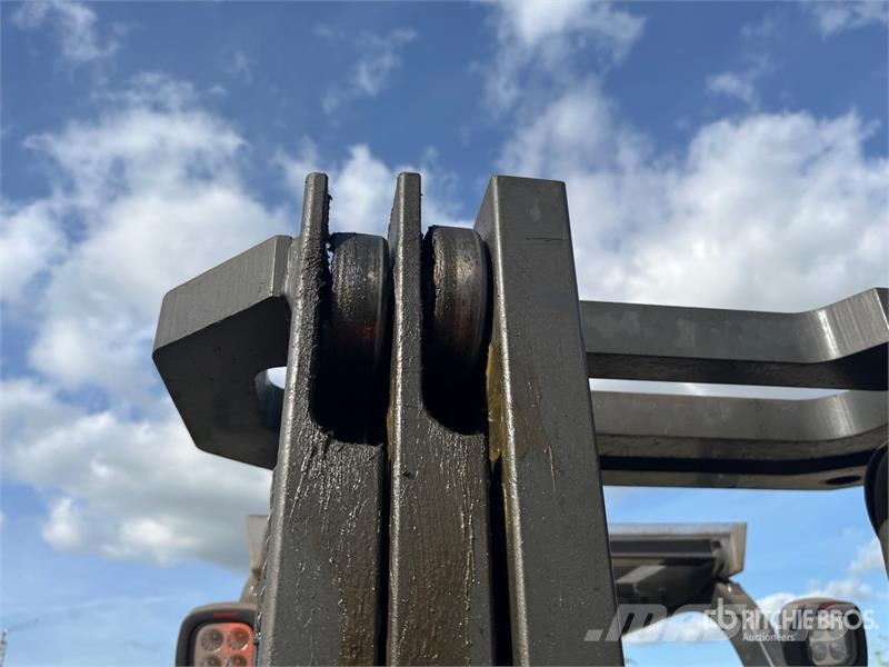 Nissan 1N1L15Q 1300 kg Forklift (Inoperable) Другие складские механизмы