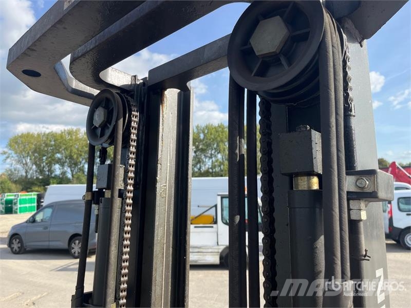 Nissan 1N1L15Q 1300 kg Forklift (Inoperable) Другие складские механизмы