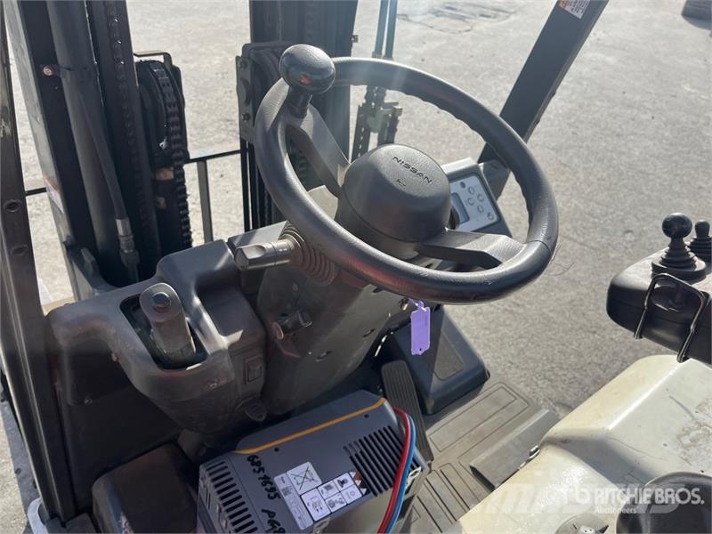 Nissan 1N1L15Q 1300 kg Forklift (Inoperable) Другие складские механизмы