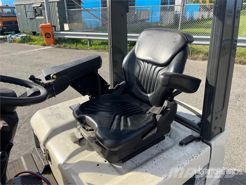 Nissan 1N1L15Q 1300 kg Forklift (Inoperable) Другие складские механизмы