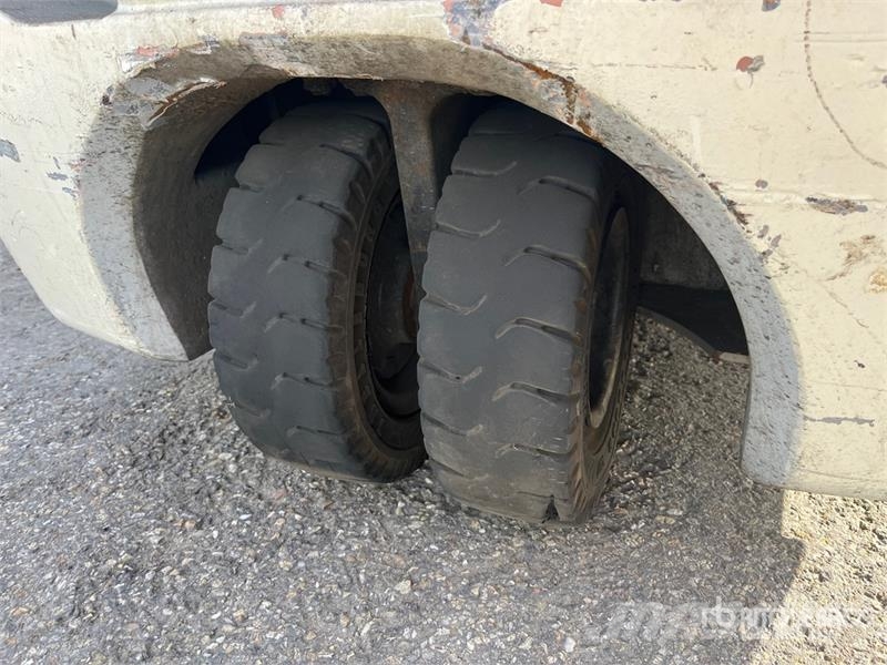 Nissan 1N1L15Q 1300 kg Forklift (Inoperable) Другие складские механизмы