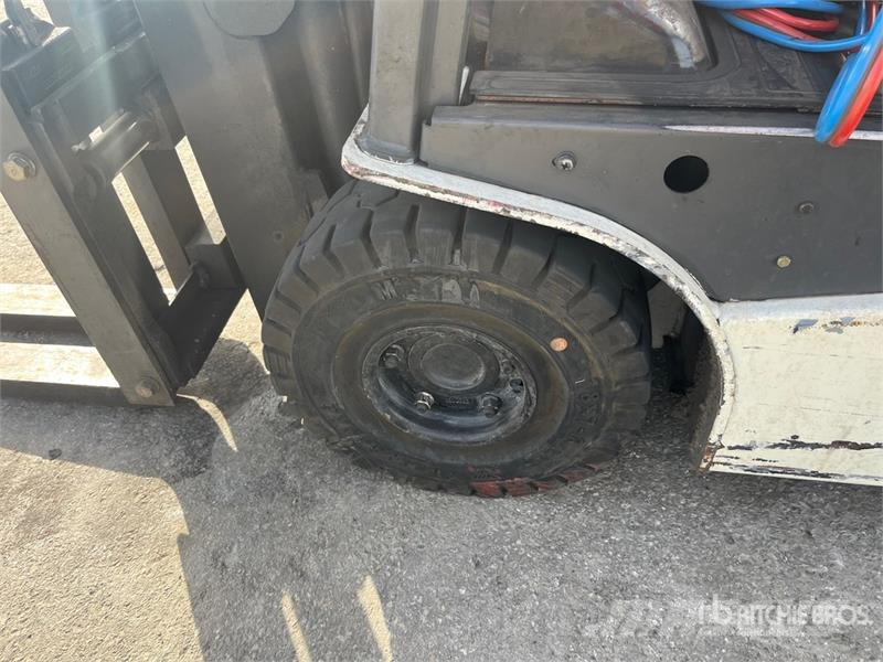 Nissan 1N1L15Q 1300 kg Forklift (Inoperable) Другие складские механизмы