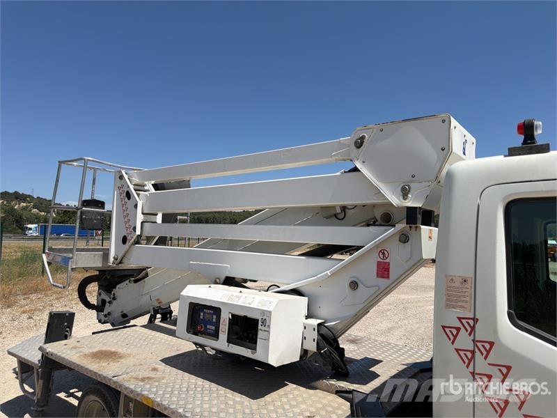 Nissan 20 m on  Nissan Cabstar 4x2 Camion Nacelle Bucket  Plataformas sobre camión