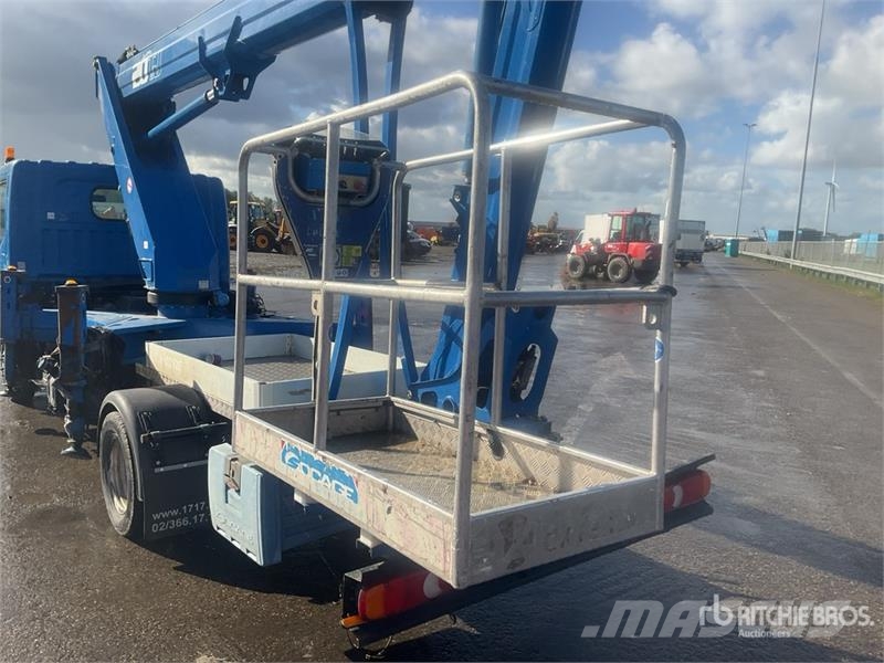 Nissan 20TJ 19.7 m on Nissan NT400 4x2 Bucket Truck Auto hoogwerkers
