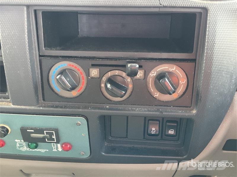 Nissan Cabstar NT400 4x2 on CTE ZED 21.2JH 20 m Bucket Tr Piattaforme autocarrate