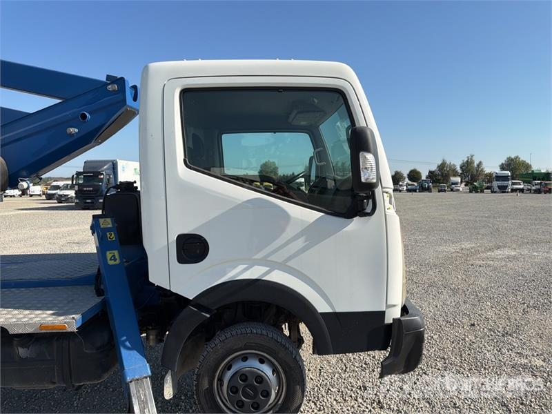 Nissan DA320 19 m on Nissan NT400 Bucket Truck LKW-Arbeitsbühnen
