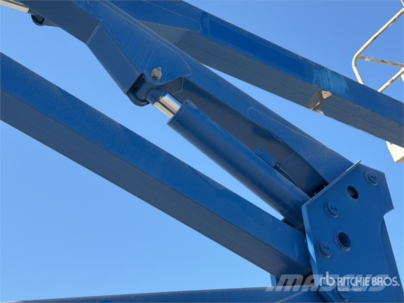 Nissan DA320 19 m on Nissan NT400 Bucket Truck LKW-Arbeitsbühnen