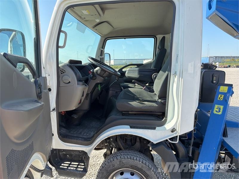 Nissan DA320 19 m on Nissan NT400 Bucket Truck LKW-Arbeitsbühnen