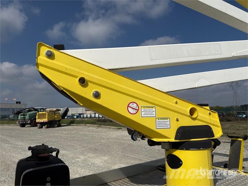 Nissan DA320 20 m on Nissan Cabstar 35.12 Bucket Truck Plataformas aéreas montadas em camião
