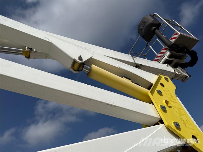 Nissan DA320 20 m on Nissan Cabstar 35.12 Bucket Truck Plataformas aéreas montadas em camião