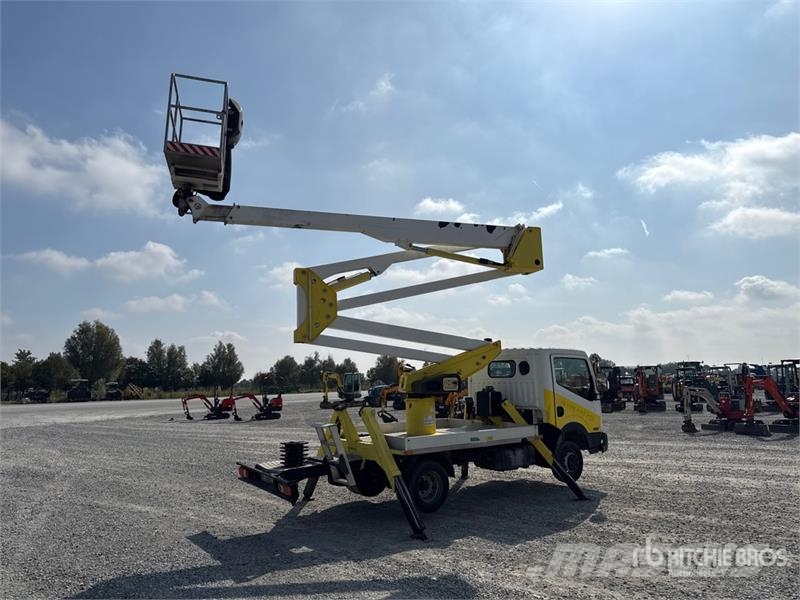 Nissan DA320 20 m on Nissan Cabstar 35.12 Bucket Truck Plataformas aéreas montadas em camião