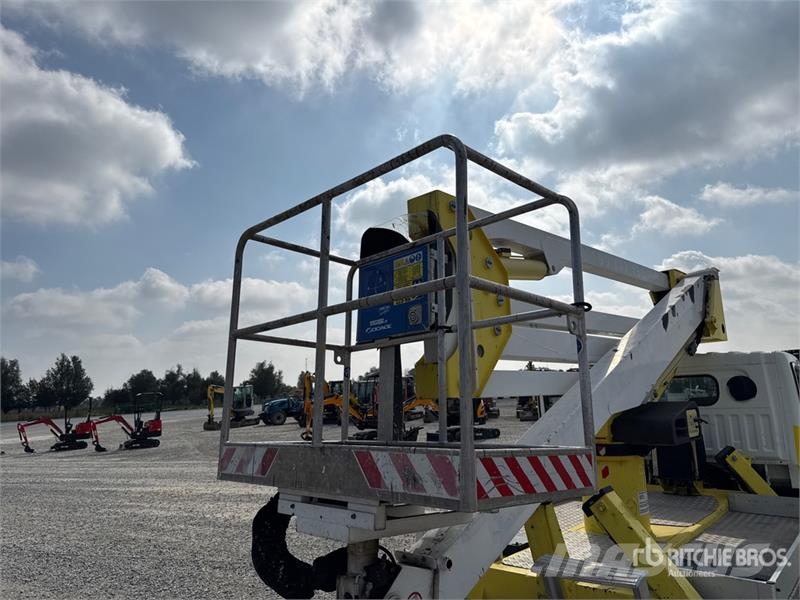 Nissan DA320 20 m on Nissan Cabstar 35.12 Bucket Truck Plataformas aéreas montadas em camião